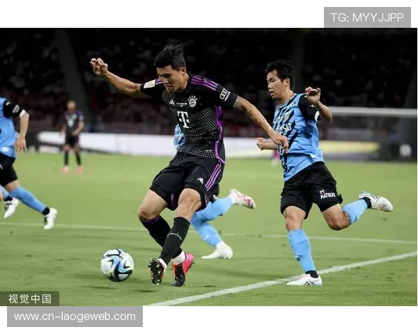 金玟哉头球破门后与队友拥抱，拜仁防线贡献进攻